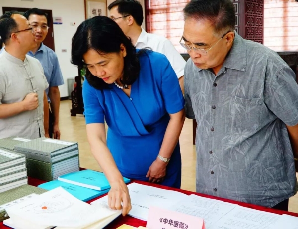 國家衛生健康委黨組成員、國家中醫藥管理局黨組書(shū)記余艷紅（前排左一）在中醫藥信息研究所調研中醫古籍相關(guān)工作